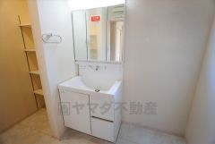 同仕様写真。三面鏡裏収納付き洗面化粧台です＾＾ 歯磨きセットやスキンケア用品などの収納に便利ですね。 生活感も隠すことができ、来客時にも安心です。