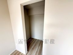 収納力豊富なウォークインクローゼット。洋服や小物などを1箇所にまとめて美しい収納を実現します。スーツケースのような大型の荷物も置けます＾＾