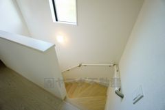 同仕様写真。小さなお子様やご高齢の方でも安心できる、手すり付き階段。段差も低めで設定されており、安全性にも優れています。