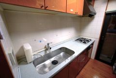 部屋の端に位置する壁付けキッチンは、デッドスペースができにくく、リビング・ダイニングを無駄なく広く活用できます。