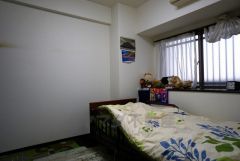 明るい洋室です。たっぷり収納できるウォークインクローゼット付きでお部屋の中をすっきりと快適に保てます。