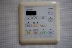 入浴後の水滴や湿気を排出し、カビの発生や臭いを抑制する暖房換気乾燥機付き。雨の日の洗濯物にも効果的です。