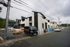 広々した前面道路は、交通量も少なく小さなお子様も安心。