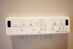 壁リモコンタイプのウォシュレット付き。