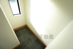 同仕様写真。お子様用の遊び道具やアウトドア用品、ゴルフバッグなどの大型の荷物まできっちり収納できる広さのシューズクロークです。