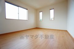 同仕様写真。2面採光を確保した明るい室内は、風通しも良く、大変居心地の良い空間となっております。爽やかな風を感じて起きる朝は、快適生活の始まりに。