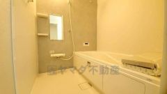 1日の疲れを癒すくつろぎのバスルーム。足を伸ばしてもゆったりと入れるサイズです。お子様と一緒にお風呂に入っても狭くないですね^^