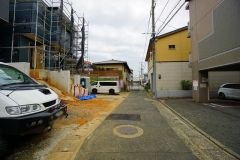 現地（2025年10月7日）撮影。大型車の通行が少なく、騒音や振動が少ないので静かで快適な生活を送れます。