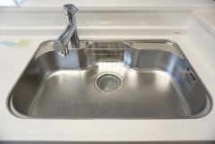 同仕様写真。広々とした凸型シンクに洗剤ポケットを標準装備。大きなお鍋など洗いやすいです。
