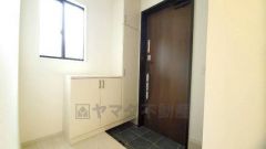 たっぷり収納できるシューズボックスです。家族全員の靴がきれいに整頓できます。棚の上にお花や写真を飾っても良いですね。