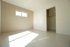 同仕様写真。主寝室としてお使いいただけそうなこちらのお部屋は、日当たりが良く、爽やかな風を感じて起きる朝は、快適生活の始まりに。