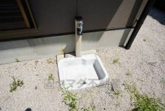 お庭に外水栓付き。庭掃除や植物への水やり、お子様用のプールなど大活躍すること間違いなし。ペットを飼われているご家族様にもオススメです＾＾