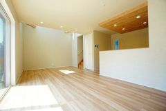 カウンターキッチンに加えて、リビング階段になっているので、お顔を合わす回数が増え、ぐっと家族の距離が縮まります。