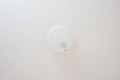 火災発生をいち早く知らせてくれる火災報知器は標準装備です。
