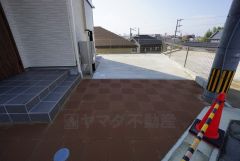 駐車スペースはゆとりある2台分を確保。マイカー用に、お客さま用に、余裕を持ってご利用いただけます。