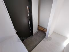 お子様用の遊び道具やアウトドア用品、ゴルフバッグなどの大型の荷物まできっちり収納できる広さのシューズクロークです。