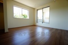 同仕様写真。主寝室としてお使いいただけそうなこちらのお部屋は、日当たりが良く、爽やかな風を感じて起きる朝は、快適生活の始まりに。