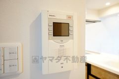 ドアを開けずに来訪者を確認できるモニター付インターフォン。防犯はもちろん、セールスマン対策にもなりますね＾＾