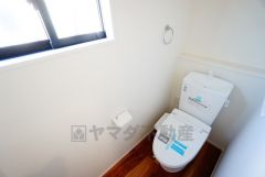 温水洗浄機付トイレです。節水機能もあるので、安心して使えますね。もちろん、1階2階の2ヶ所にトイレがあるので、忙しい朝にもゆとりができますね。