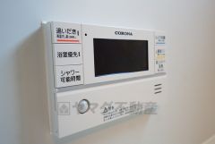 湯量・湯温の設定、そして保温までワンタッチのフルオートバス。便利な追い炊き機能付きです。