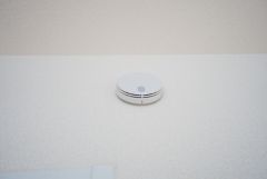 火災報知器が設置されていることで、火災の発生をいち早く感知し、就寝中や留守中でも素早く危険を知らせてくれるため、家族の安全を確保し被害を最小限に抑えられます。