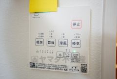 雨の日の洗濯も安心できる浴室暖房乾燥機付き浴室。リモコンで操作もボタン1つで簡単。
