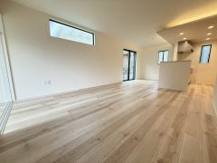 大きな掃き出し窓のあるリビングは、陽光あふれる明るい空間です。ゆったりと寛げる憩いの場となりそうです。