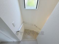 小さなお子様やご高齢の方でも安心できる、手すり付き階段。段差も低めで設定されており、安全性にも優れています。