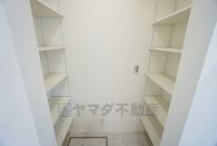 まとめ買いしてもこの収納量なら心配要らずのパントリー。調理家電や食品のストックをすっきりまとめられ、キッチン周りを広々使えます。