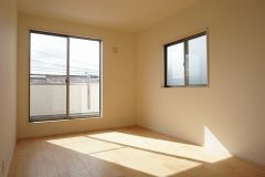 同仕様写真。暖かい日差しが差し込む洋室。たっぷり収納できるクローゼット付きでお部屋の中をすっきりと快適に保てます。