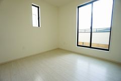 2面採光を確保した明るい室内は、風通しも良く、大変居心地の良い空間となっております。日当たりがよく、子供部屋としての利用もおすすめ。