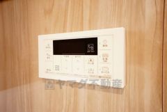 湯量・湯温の設定、そして保温までワンタッチのフルオートバス。便利な追い炊き機能付きです。