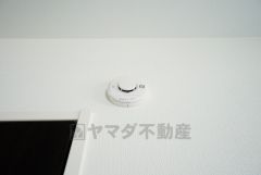 火災による煙や熱を感知して、警報音やブザー等で火災の発生を知らせてくれる火災警報器。