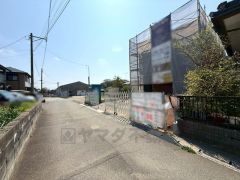 前面道路。東側約4ｍ公道。 駐車スペースはゆとりある2台分を確保。マイカー用に、お客さま用に、余裕を持ってご