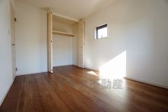 同仕様写真。住む人のこだわりを活かす洋室。日当たりがよく、寝室としての利用もおすすめ。広めのクローゼットには荷物をすっきり片付けられ、ゆとりのある暮らしが出来ます＾＾