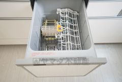 家事の時間が短縮できるフルオープンで開けやすい食器洗い乾燥機付。