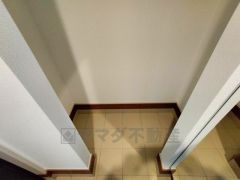 ベビーカーや泥のついたおもちゃをしまうのに便利なスペースです。玄関周りをスッキリさせることが出来ます＾＾