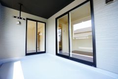 広々としたバルコニー。 天気のいい日にはお布団もまとめて干せそうですね＾＾ 陽当たり、風通し良好です＾＾
