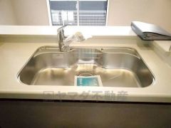 広々としたステンレスシンクには、洗剤やスポンジを収納出来るラック付き。広さも確保しているので、大きなお鍋も洗いやすいです。