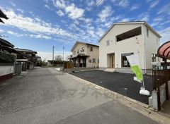 前面道路は広く、車同士がすれ違うスペースが十分にあります。落ち着いた住宅地内で快適な生活を実現してみませんか＾＾