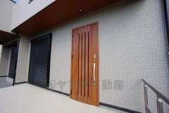 家の顔となる玄関扉がかっこいいと、たくさんの人を招き入れたくなりますね＾＾かざすだけで開閉できる、タッチキー採用の玄関です。