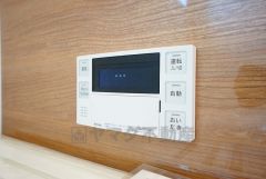 湯量・湯温の設定、そして保温までワンタッチのフルオートバス。便利な追い炊き機能付きです。