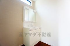 三面鏡つき洗面台。鏡裏にたっぷりとした収納スペースがあります。鏡を閉めてしまえば小物は見えないため、スッキリとした印象の洗面台にできます。