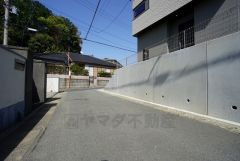 車の通り抜けができないので、小さな子供も安心して遊ばせることができます。