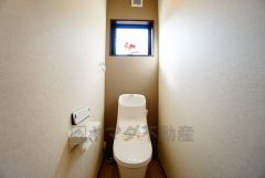 温水洗浄機付トイレです。節水機能もあるので、安心して使えますね。もちろん、1階2階の2ヶ所にトイレがあるので、忙しい朝にもゆとりができますね。