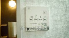 雨の日の洗濯も安心できる浴室暖房乾燥機付き浴室。リモコンで操作もボタン1つで簡単。