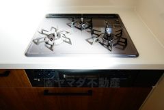 3種類の料理が同時に調理できる、3口ガスコンロ。忙しい夕食の支度時間が短縮できて効率よくお料理が楽しめます。