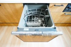 食事の後の手間を解消する食器洗い乾燥機付。冬場の洗い物で手荒れの悩みもなくなります。手洗いよりも節約できて便利。