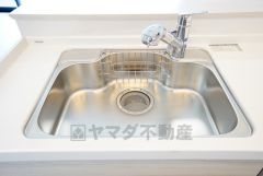 色も形もキレイなシンクは、広さも確保しているので、大きめの鍋も簡単に洗えます。