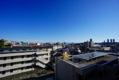 バルコニーからの眺望です。前面に遮るものがなく景色を一望できます。